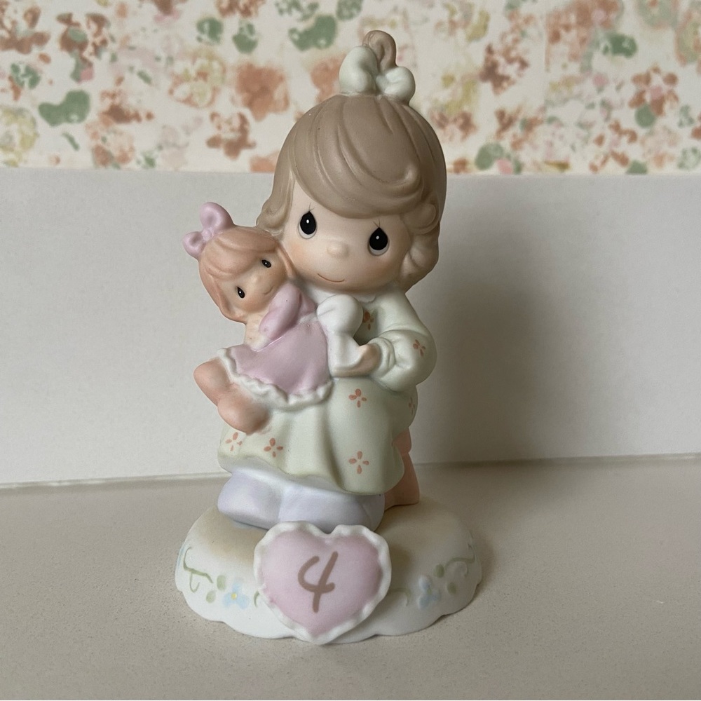 Precious Moments 2001 Growing in Grace/Age 4 136239B Brunette Porcelain Figurine